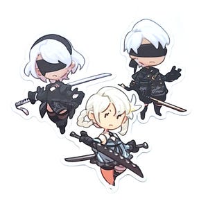 Op de afbeelding: Drie cartoon stickers met personages uit de videogame Nier Automata. De personages zijn afgebeeld in een chibi-stijl, met grote hoofden en kleine lichamen. De stickers zijn gedrukt op wit papier en hebben een glanzende afwerking.