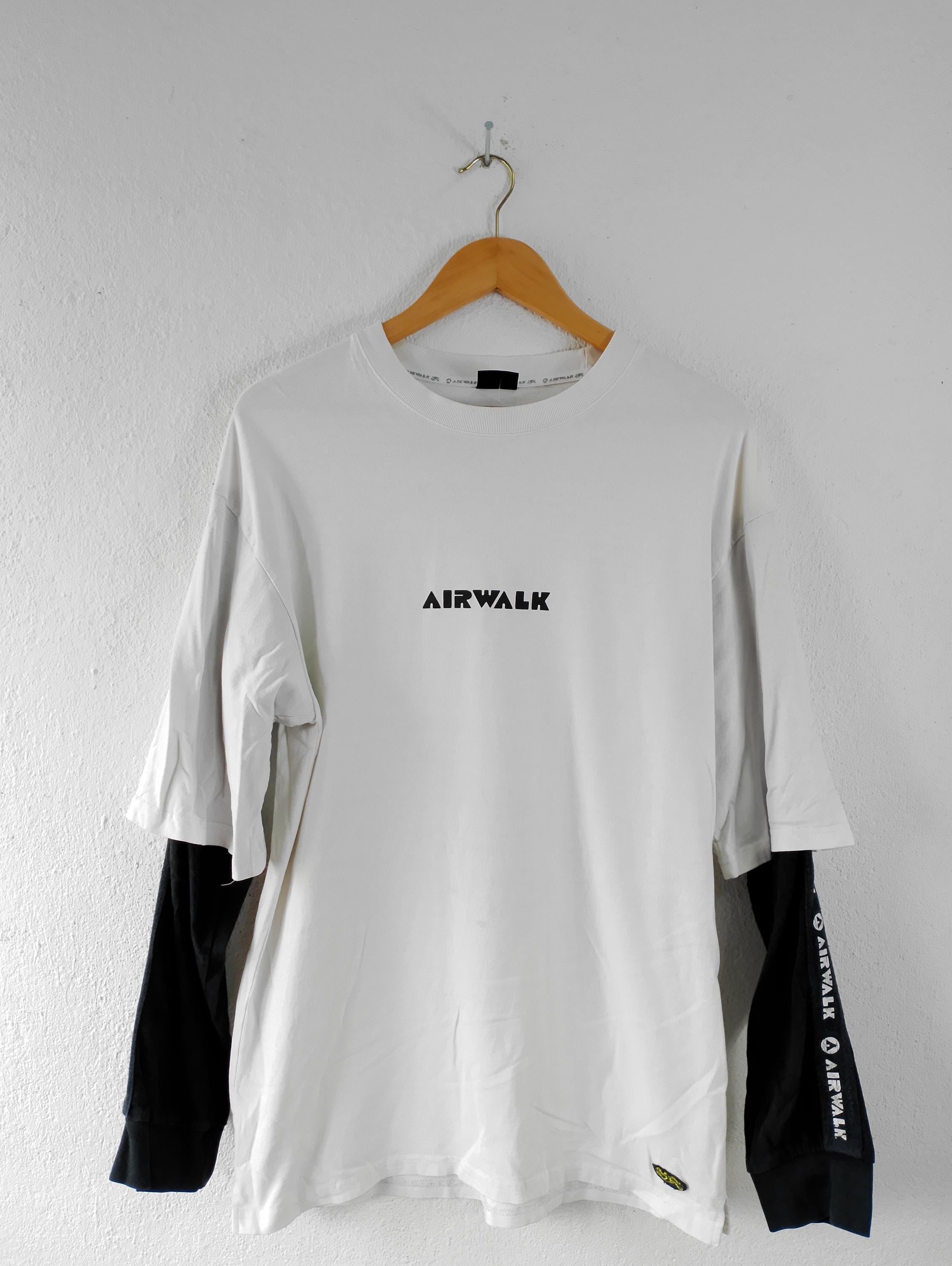 VIntage Airwalk Y2K T-Shirt Red - Size XL - W1y3