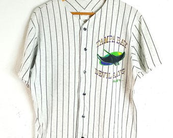 Camiseta vintage de 1996 de los Tampa Bay Devil Rays de Majestic con rayas finas y el logotipo original del equipo.