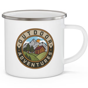 Aventuras al aire libre firmar taza de café de esmalte, mountain cabin logo tea cup, metal sunrise mug, pine forest camping print, camper regalo inoxidable