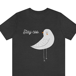 ステイ クー T シャツ、面白い鳥のミームのメンズ T シャツ、ステイ クール レディース T シャツ、皮肉な格言のシャツ ギフト、ミニマルな美的シャツ、ライン アートの鳥のプリント