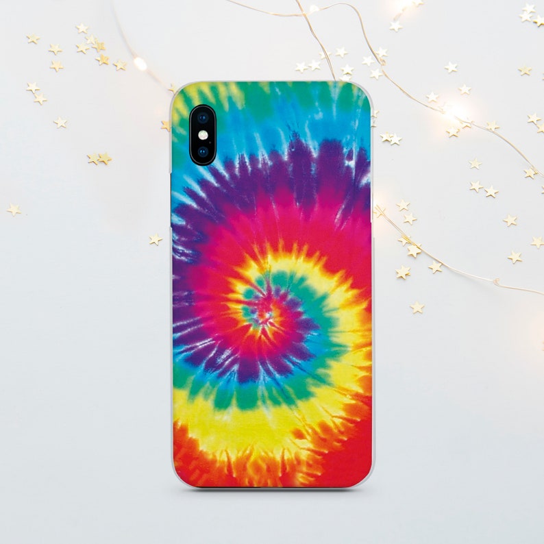 Peut inclure: Une coque de t&eacute;l&eacute;phone tie-dye color&eacute;e avec un motif tourbillonnant dans des tons de bleu, violet, rouge, jaune et orange.