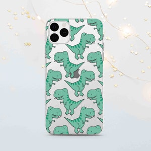 Peut inclure: Une coque de t&eacute;l&eacute;phone transparente avec un motif r&eacute;p&eacute;t&eacute; de dinosaures de dessin anim&eacute; verts. La coque est con&ccedil;ue pour un iPhone.