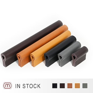 Puede incluir: Seis tiradores de cajón de cuero en varios colores, incluyendo negro, marrón, naranja, amarillo, gris y marrón oscuro. Los tiradores tienen todos la misma forma, con una parte superior redondeada y una parte inferior plana. EN STOCK.