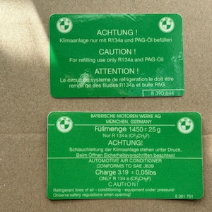 2pcs Label Sticker &quot;Air Conditioner&quot; Klimaanlage R134a 1450g - BMW E30 E36 E46 E24 E12 E28 E34 E23 E32 E38 #8391751 #8390644 Achtung PAG-Oil