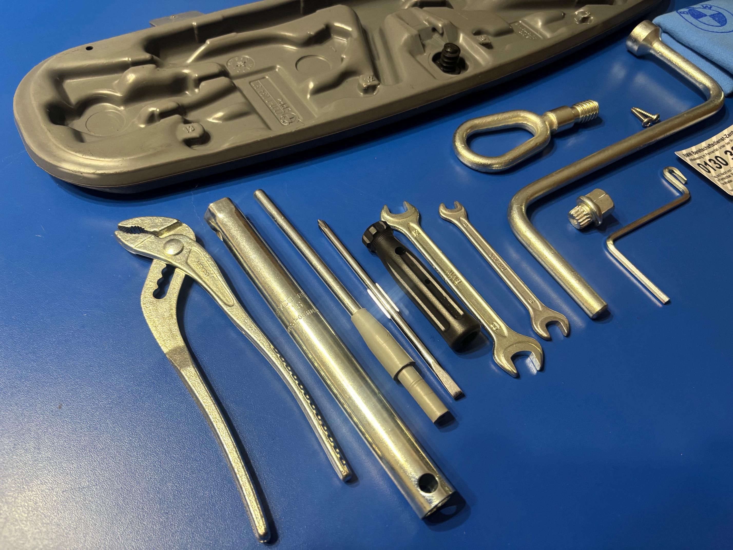Kit Attrezzi Per Coperchio Bagagliaio BMW &ndash; Dadi A Vite E Spina Sostitutivi &ndash; 71111179444 / 71111179445