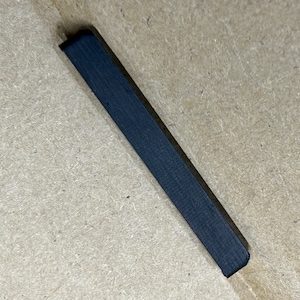 Peut inclure: Un élastique noir.