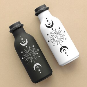 K&ouml;nnte beinhalten: Zwei schwarze und wei&szlig;e Wasserflaschen mit einem Sonnen- und Monddesign. Das Design zeigt eine Sonne mit einem Gesicht und einen zunehmenden Mond mit Sternen.
