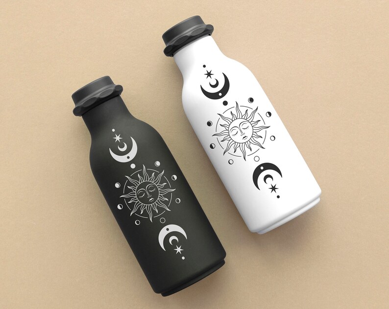 K&ouml;nnte beinhalten: Zwei schwarze und wei&szlig;e Wasserflaschen mit einem Sonnen- und Monddesign. Das Design zeigt eine Sonne mit einem Gesicht und einen zunehmenden Mond mit Sternen.