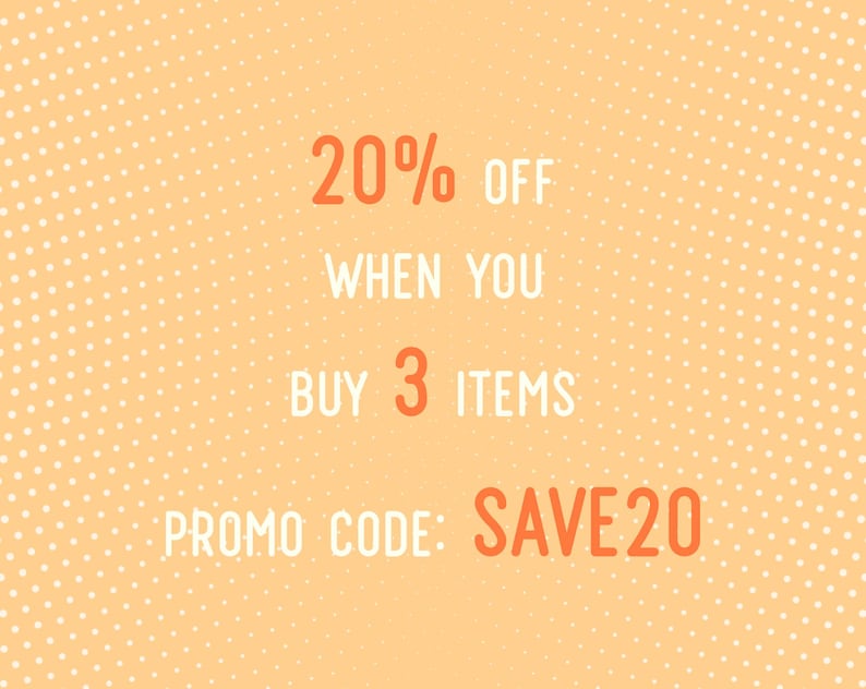 以下が含まれることがあります： オレンジと白のグラフィックで、「20％OFF WHEN YOU BUY 3 ITEMS PROMO CODE: SAVE20」というテキストが表示されています