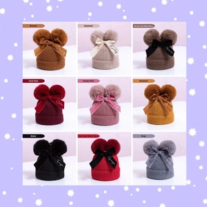 Puede incluir: Nueve gorros de punto para bebé con pompones y lazos. Los gorros son de varios colores, incluyendo rojo, rosa, marrón, negro y gris. Cada gorro tiene un nombre diferente bordado, incluyendo "Brynn", "Emily", "Olivia", "Lily", "Frankie", "Georgia" y "Katie".