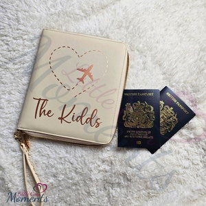 Personalisierte Familienurlaub Reisedokument Organisator. Benutzerdefinierte Familienname Travel Wallet Clutch. Reisepass und Tickethalter. Mehrere Farben