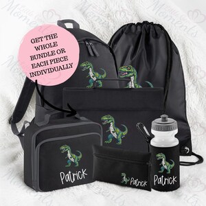 Peut inclure: Un ensemble composé d'un sac à dos, d'un sac à cordon, d'une boîte à lunch, d'une trousse et d'une gourde noirs avec un motif de dinosaure vert. La boîte à lunch, la trousse et la gourde portent le nom Patrick. Texte : GET THE WHOLE BUNDLE OR EACH PIECE INDIVIDUALLY.