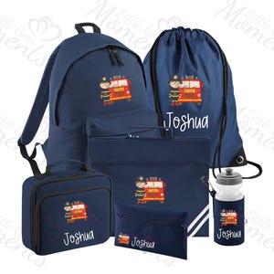 Könnte beinhalten: Marineblaues Schulset mit Rucksack, Turnbeutel, Lunchbox, Federmäppchen, Dokumentenhalter und Trinkflasche. Jeder Artikel hat ein Feuerwehr- und Feuerwehrauto-Design mit dem Namen "Joshua" in weißer Schrift.