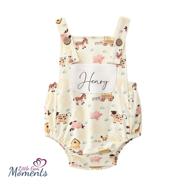 Personalisierter ""Auf dem Bauernhof"" Latzhose. Latzhose mit Tiermotiv für Kleinkinder. Neues Baby Outfit. Neugeborenes Geschenk. Baby Namen Outfit.