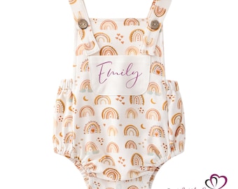 Personalisierte Regenbogen Latzhose Stil Romper. Regenbogen Latzhose mit Name. Neues Baby Outfit. Neugeborenes Geschenk. Baby Namen Outfit. Baby Fotoshooting