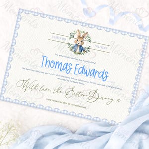 Puede incluir: Certificado azul claro con borde de cuadros vichy e ilustración de un conejito con chaqueta azul. El certificado está dirigido a "Thomas Edwards" y firmado por el Conejo de Pascua.