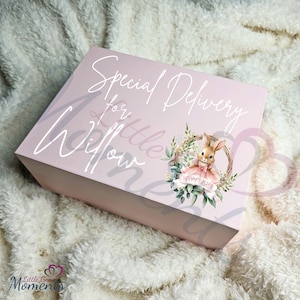 Gepersonaliseerde speciale bezorgdoos voor Pasen. Aangepaste premium magnetische paasgeschenkdoos met naam. Paascadeau voor kinderen. Roze konijntje Paasdoos