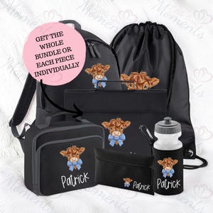 Può includere: Un set scolastico nero composto da zaino, sacca, portapranzo, astuccio e borraccia. Ogni articolo presenta un'illustrazione di una mucca Highland marrone con un fiocco blu e il nome Patrick. Testo: GET THE WHOLE BUNDLE OR EACH PIECE INDIVIDUALLY.