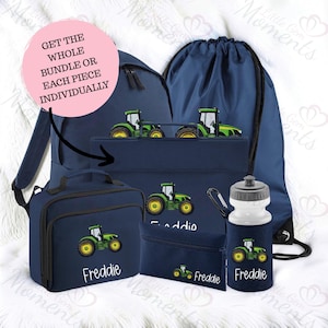 Puede incluir: Un conjunto escolar azul marino que incluye mochila, bolsa de cuerdas, bolsa de almuerzo, estuche y portabotellas, todos con un gráfico de tractor verde y el nombre Freddie. Un círculo rosa contiene el texto GET THE WHOLE BUNDLE.