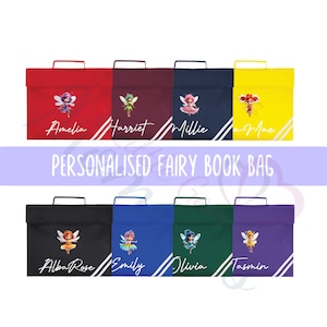 Peut inclure: Plusieurs cartables personnalisés avec des fées, de couleurs variées comme le rouge, le noir et le bleu. Chaque sac présente une illustration de fée, un nom en cursive et des rayures diagonales blanches. Le texte "PERSONNALISÉ FAIRY BOOK BAG" est affiché.