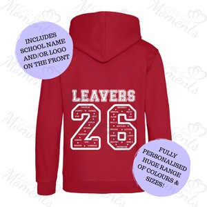 Pode incluir: Camisola vermelha com a palavra "LEAVERS" e o número "26" em branco. O número inclui nomes de alunos. O texto na camisola diz "INCLUDES SCHOOL NAME AND/OR LOGO ON THE FRONT" e "FULLY PERSONALISED HUGE RANGE OF COLOURS & SIZES!"