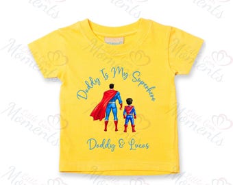 Personlig "Daddy Is My Superhero"-t-shirt för barn. Söt och personlig "Fars dag"-tröja för småbarn. Present till pappa. Unisex barnkläder. Design med "Daddy Hero".