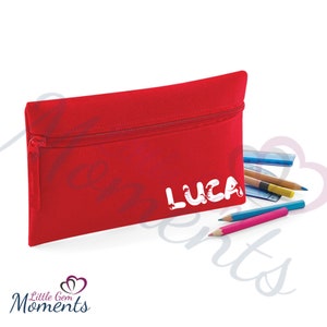 Op de afbeelding: Rode etui met rits met de naam "LUCA" in wit op de voorkant.