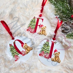 Initiale de boule de Noël personnalisée. Décoration d'arbre de Noël ours en peluche. Ornement festif de nom de lettre personnalisé. Boule de Noël en acrylique avec ruban rouge