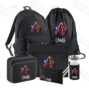 Könnte beinhalten: Schwarzes Schulset mit Rucksack, Turnbeutel, Lunchbox, Federmäppchen und Trinkflasche. Jedes Teil hat ein farbenfrohes Motorrad-Design und den Namen "Lewis". Ideal für die Schule.