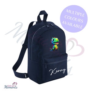 Mini sac à dos personnalisé dinosaure lumineux pour enfants. Sac d'école/de chambre de bébé. Sac à dos personnalisé Cheeky Dino pour tout-petits. Cadeau pour garçon. Plusieurs couleurs.