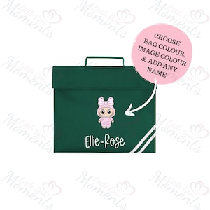 Peut inclure: Un cartable vert foncé avec une poignée supérieure et deux rayures diagonales blanches dans le coin inférieur droit. Le sac présente un motif centré d'un personnage de dessin animé en tenue rose à capuche avec un nœud et le nom Ellie-Rose imprimé.
