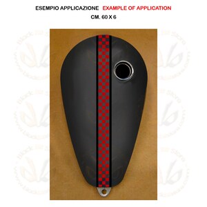 Adesivo striscia serbatoio moto 1 fascia quadri rosso 2 linee nero pvc scontornato misure cm, 60x6 quantita 1 pezzo