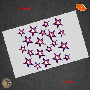 Può includere: Un foglio di carta adesiva bianca con adesivi a forma di stella rossi, bianchi e blu. Gli adesivi sono disposti in modo casuale. Il testo "ADHESIVO" è stampato in nero nella parte superiore del foglio. Il testo "Made in Italy" è stampato in nero su un adesivo bianco nell'angolo in alto a destra del foglio. Il testo "STICKER" è stampato in nero nella parte inferiore del foglio.