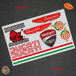 以下が含まれることがあります： 「Ducati Monster」と「Ducati Corse」の文字が入った、赤と白のDucatiモーターサイクルステッカーのセットです。