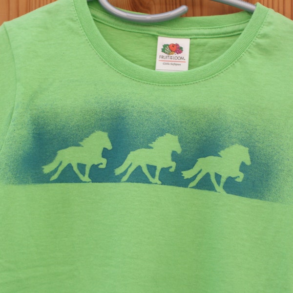 Mädchen/ Girlie T-Shirt mit Töltermotiv Isländer Islandpferd Pferd Pony Grün handbedruckt 116 128