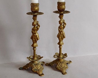 Una coppia classica di statuette, ottone o metallo in stile Art Nouveau, candelieri singoli/candelabri o portacandele, trovati in Normandia, Francia