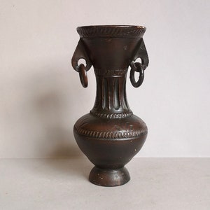 Un bel vaso vintage in ceramica o rosa in ceramica, vaso trofeo in stile giapponese o orientale con design ad anello e trovato in Normandia in Francia