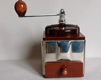 Eine schöne, saubere und funktionierende silberne Farbe, Vintage, Kaffeemühle. Hergestellt von Peugeot Freres Circa in den 1960er Jahren und in der Normandie Frankreich gefunden