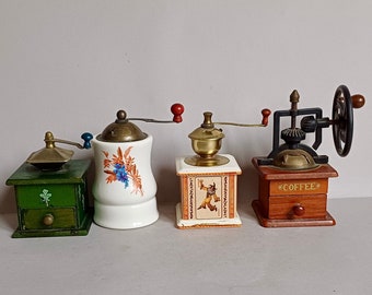 Eine schöne Sammlung von vier, Sammlerstück, Mini Replik, Retro, Vintage, Kaffeemühle oder Gewürzmühle Reproduktionen, gefunden in der Normandie Frankreich