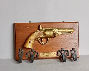 Eine ungewöhnliche Percussion Cap Revolver Dekorative Wandkunst oder kleine Wandbehang / Schlüsselhalter oder Schlüsselhaken in der Normandie Frankreich gefunden