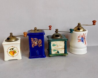 Eine schöne Sammlung von vier, Sammlerstück, Mini Replik, Retro, Vintage, Kaffeemühle oder Gewürzmühle Reproduktionen, gefunden in der Normandie Frankreich