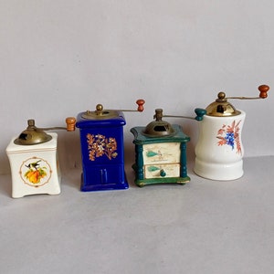 Eine schöne Sammlung von vier, Sammlerstück, Mini Replik, Retro, Vintage, Kaffeemühle oder Gewürzmühle Reproduktionen, gefunden in der Normandie Frankreich Bild 1