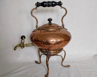 Eine Vintage dekorative Kupfer, frühes Jahrhundert 1900 Englisch hergestellt - Spirit Kettle Teekanne mit Ständer und gefunden in der Normandie Frankreich