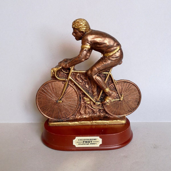 Eine schöne Qualität Bronze Farbe Harz Radfahren oder Radfahrer Figurine, Statue oder Trophäe im Art Deco Stil auf einem soliden Sockel aus der Normandie Frankreich