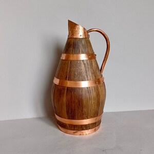 Ein hübscher mittelgroßer, handgefertigter französischer Vintage-Wein/Apfelweinkrug oder eine Karaffe aus Kupfer, Metall und Holz aus der Normandie, Frankreich Bild 1