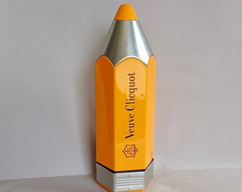 Un encantador e inusual, vintage, soporte de botella de enfriador de champán con forma de lápiz francés - Por Veuve Cliquot, edición limitada de Normandía Francia