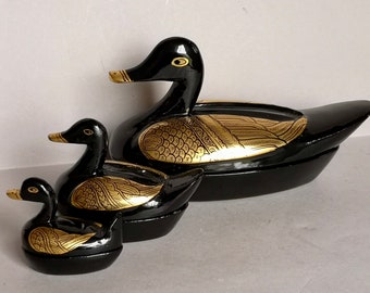 Ein wunderschönes Qualitätstrio aus dekorativem Vintage Schwarz mit GoldDekor - Enten Ring boxen oder Vogel Statuen aus der Normandie Frankreich