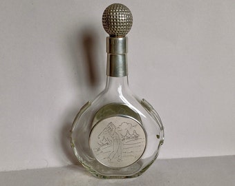 Eine schöne Original Vintage 'La Boutique du Manoir' Flasche mit Golfball Stopfen und einem Golfer aus silbernem Metall in der Normandie Frankreich gefunden
