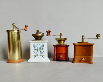 Une belle collection de quatre, à collectionner, mini répliques, rétro, vintage, reproductions de moulin à café ou de moulin à épices, trouvées en Normandie France